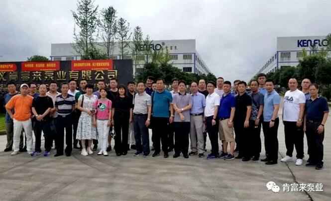 与会人员在遵义beat365手机站·网站在线官网-Beat365(中国)有限公司大门口合影留念